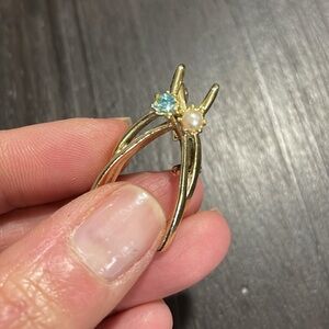 Vintage gold wishbone brooch with one topaz and one pearl